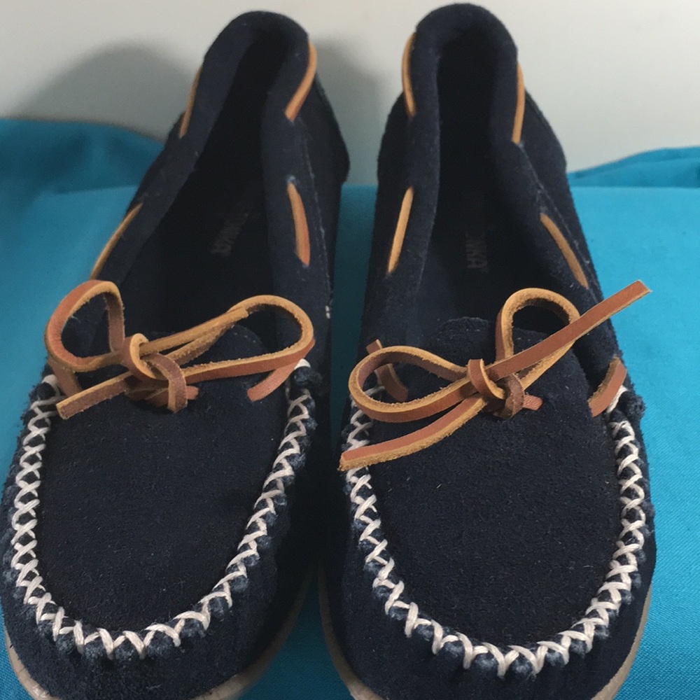 Minnetonka Moccasins Leather Slide Size 8 Navy
